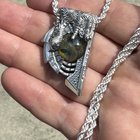 我是一名玻璃吹制工，但我最近开始使用银。纯银吊坠，中心为金银玻璃大理石