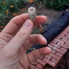 发现戒指 – 人造珠宝或结婚戒指