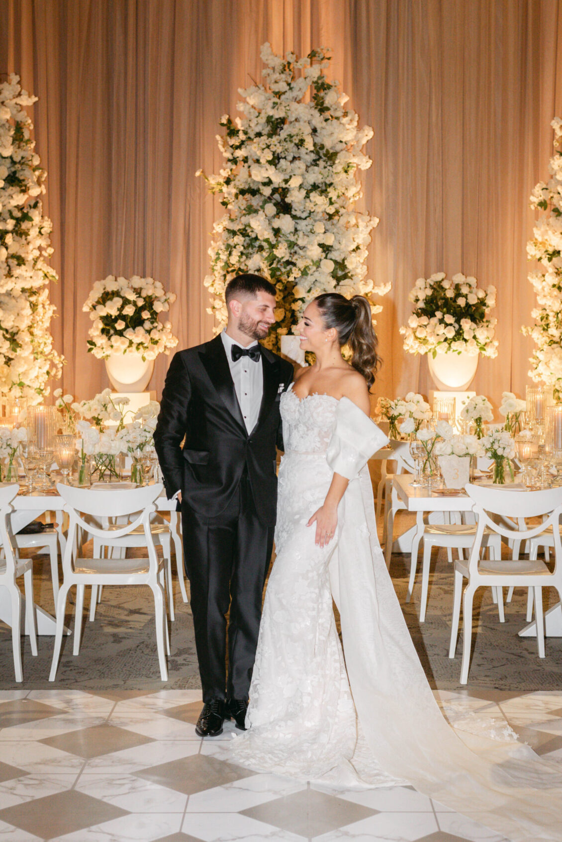 华丽的米色和白色奢华婚礼 ~ WedLuxe Media