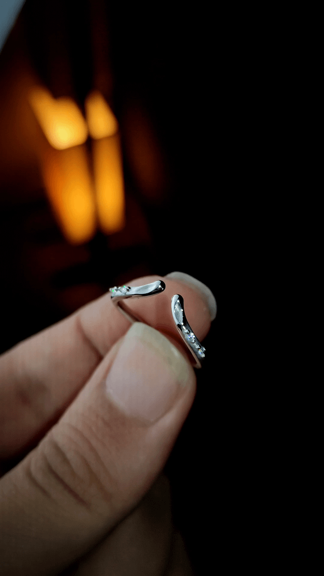 她制作了这件三件套作为她的订婚戒指。你的意见是什么？