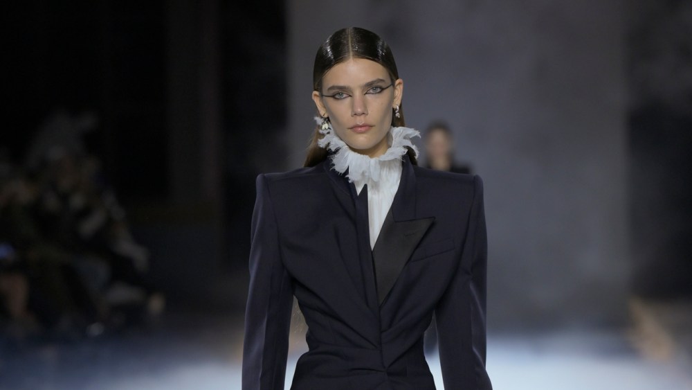 Alexander McQueen 2025 春季成衣系列、时装秀及秀场回顾