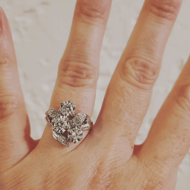我喜欢我的订婚戒指！