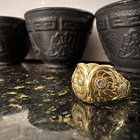 22 克拉 1930 年代猫头鹰戒指，镶嵌 2 颗钻石，重约 1/3 克拉。你怎么认为！谁能猜出真实年龄？