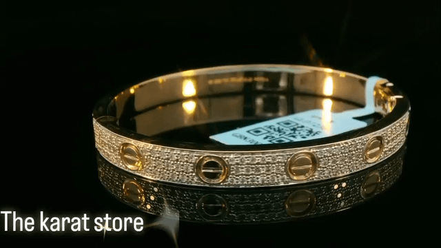 这款卡地亚 Love 手链采用 18K 金和实验室切割钻石在我们的工作室精制而成。