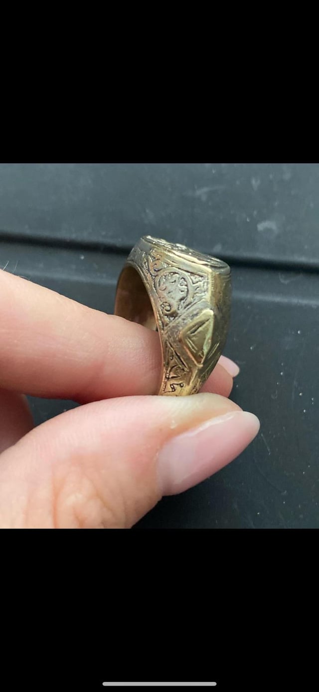 帮助识别该戒指的金属以及如何清洁它