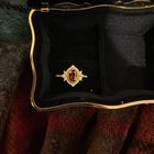 我要了一枚戒指，他当然给了我们