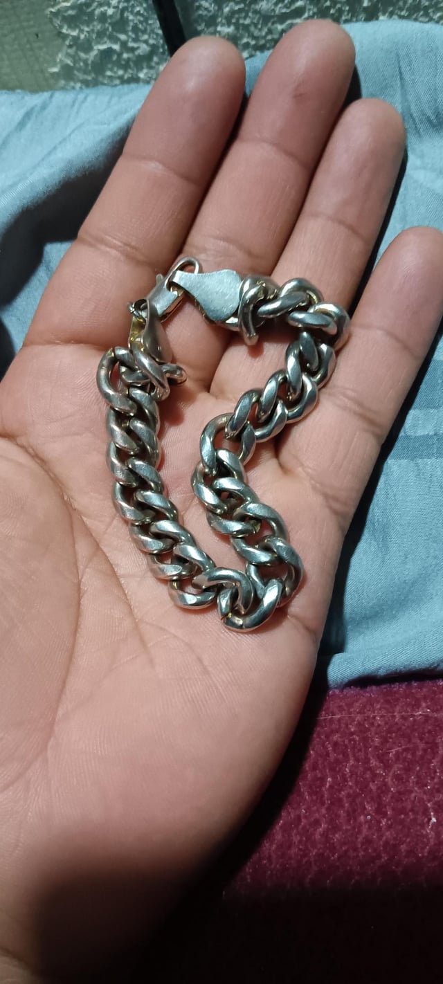 我从朋友那里得到了这款手链，他说它是 14k 金制成的。我不喜欢珠宝，但这是一个很好的举动