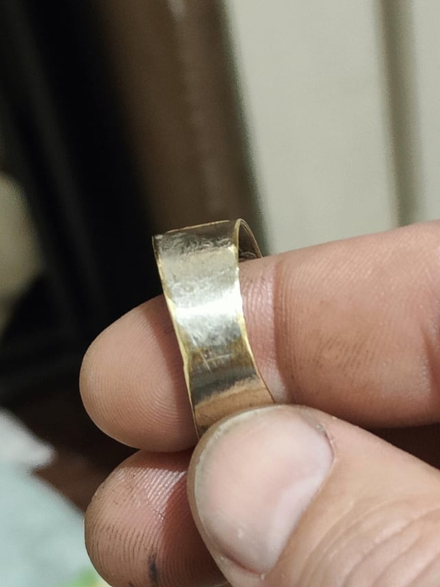我以为是银色的复古戒指，但下面看起来是金色的？