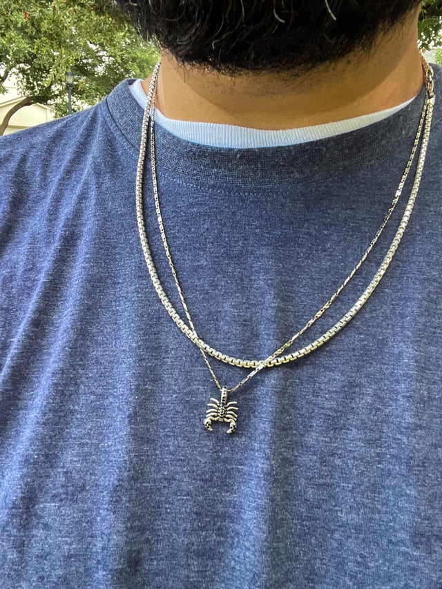 吊坠上的链条对于我的脖子来说太小了吗？我是个大男人，两个我都喜欢。