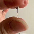 为什么我的耳环是这个颜色？看看它是如何变黑的！都是钱。这些应该是银的。这会伤害我的耳朵吗？