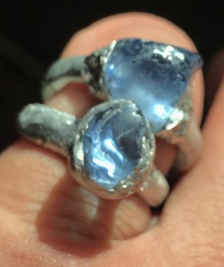 推出两款由毛坯钻石切割而成的新戒指