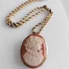 我想了解有关我从奶奶诺尼（我的曾祖母）那里继承的这款装饰性敞篷胸针的信息