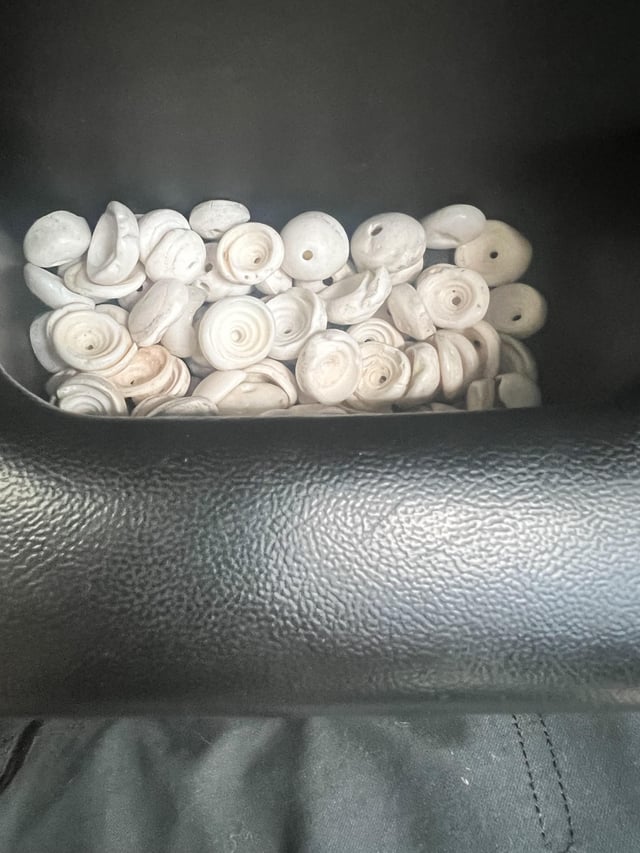 我爸爸有一条他在夏威夷买的贝壳项链，他过去常常把它挂在后视镜上，但我用什么东西撞到了它，里面的线断了，把它弄得到处都是，有什么地方我可以把它修好吗？我必须自己弄清楚如何做吗？