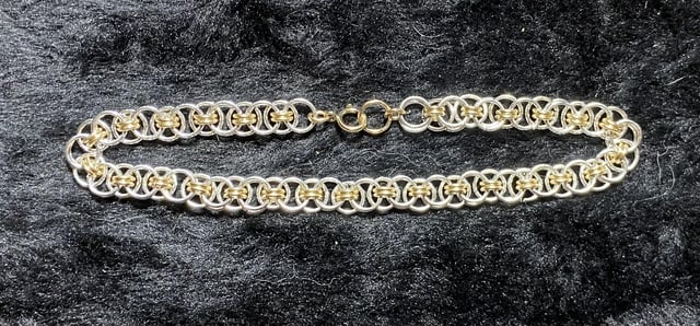 我认真佩戴过的第一条链式手链！我太高兴了。你的意见是什么？