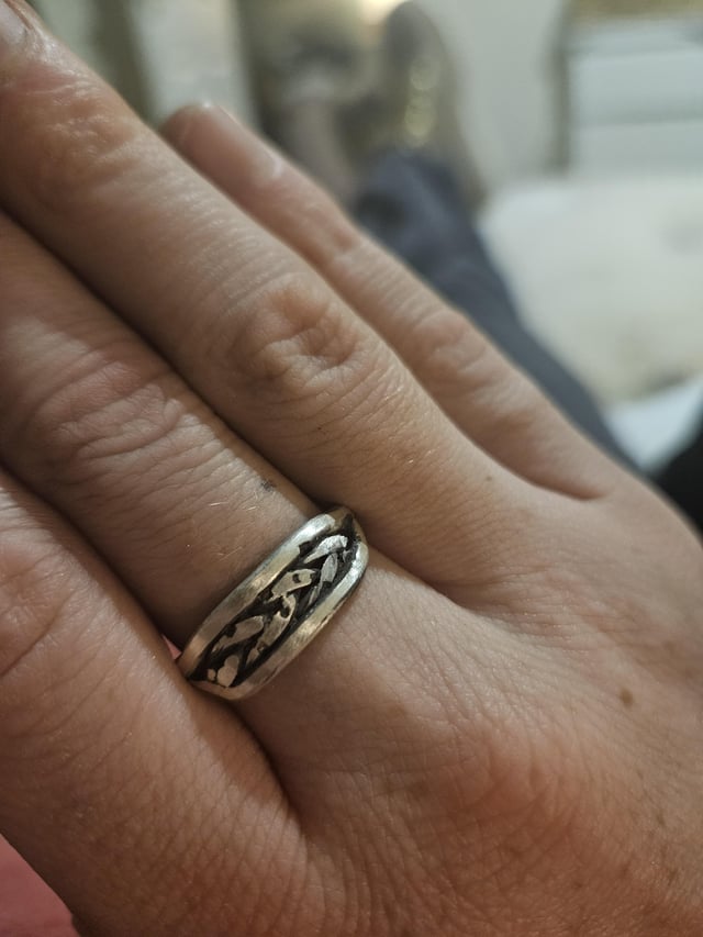 如何阻止这些凹坑中的焊料熔化？