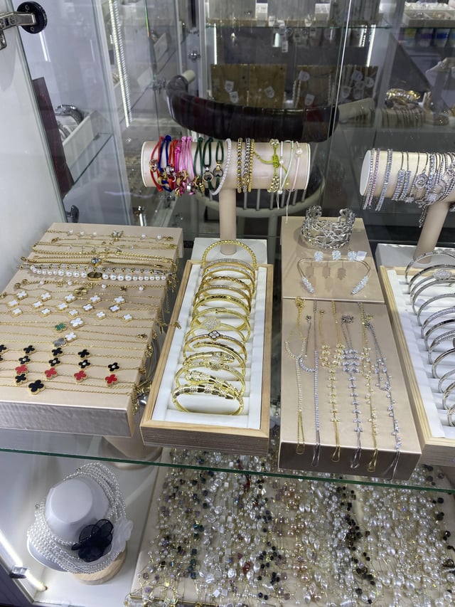 我在当地一家商店看到了这个。日常使用应该买什么手环？优雅又可爱的东西