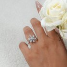 实验室种植的盾形切工钻石订婚戒指