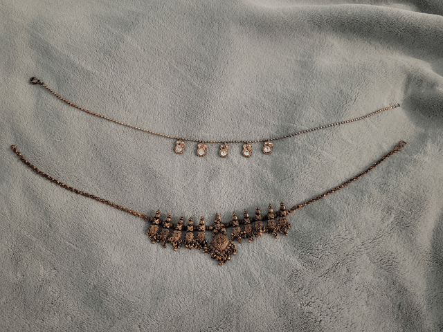 我的祖母给了我一对吊坠，我想知道是否有人可以告诉我更多关于它们的信息