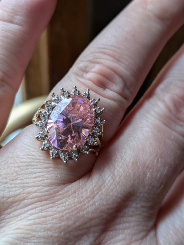 我祖母的粉色托帕石戒指