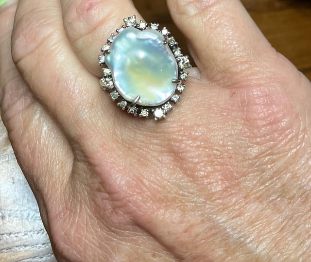 我爱上了这枚戒指，但它太奇怪了。它是纯银，但珍珠周围的所有宝石都是钻石。唯一的标记是表带内的 925。我猜这是艺术家的创作？以前有人见过类似的东西吗？