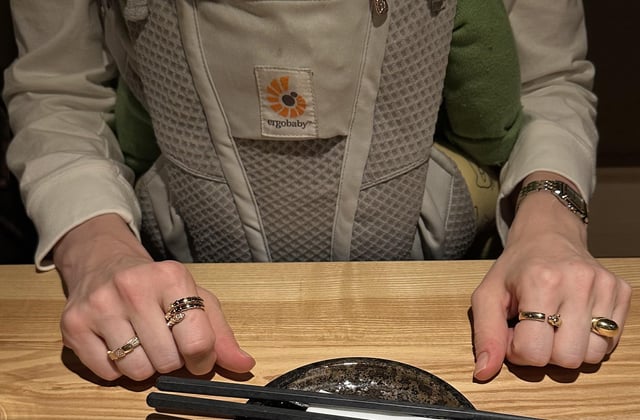 一只手玫瑰，一只手黄手