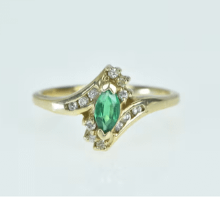 有人可以帮我找到这枚戒指吗？大约 1999 年，我收到了这枚一模一样的戒指作为礼物。这是一枚 10k 金祖母绿（榄尖形切割）戒指，镶有钻石，侧圈。我希望尺寸是 7.5 到 8。提前致谢！