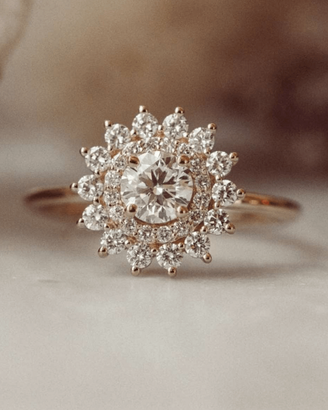 戒指材质为白色/银色，价格便宜，适合敏感肌肤