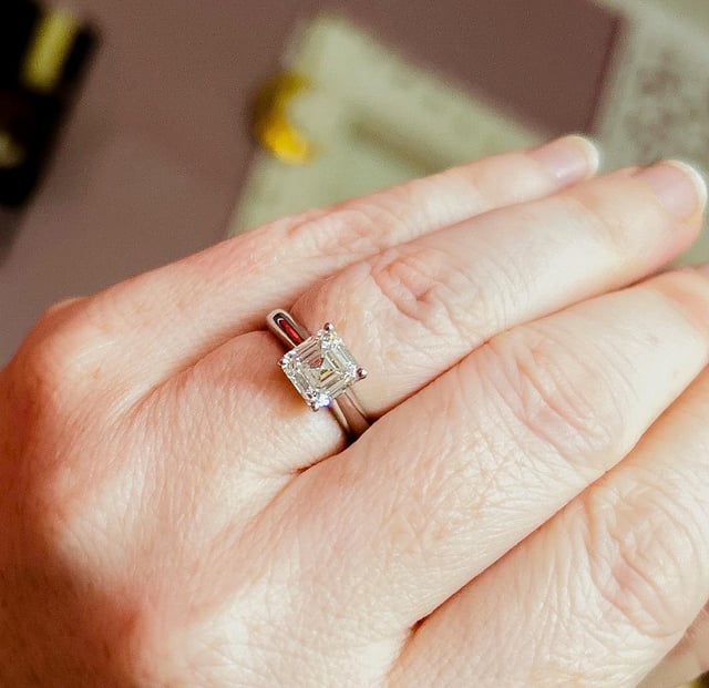 佩戴阿舍尔钻戒订婚（现已结婚）