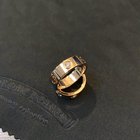 卡地亚 Love 戒指采用 18K 金定制，镶嵌三颗钻石