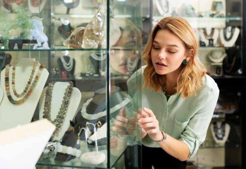 橱窗里的卖家。