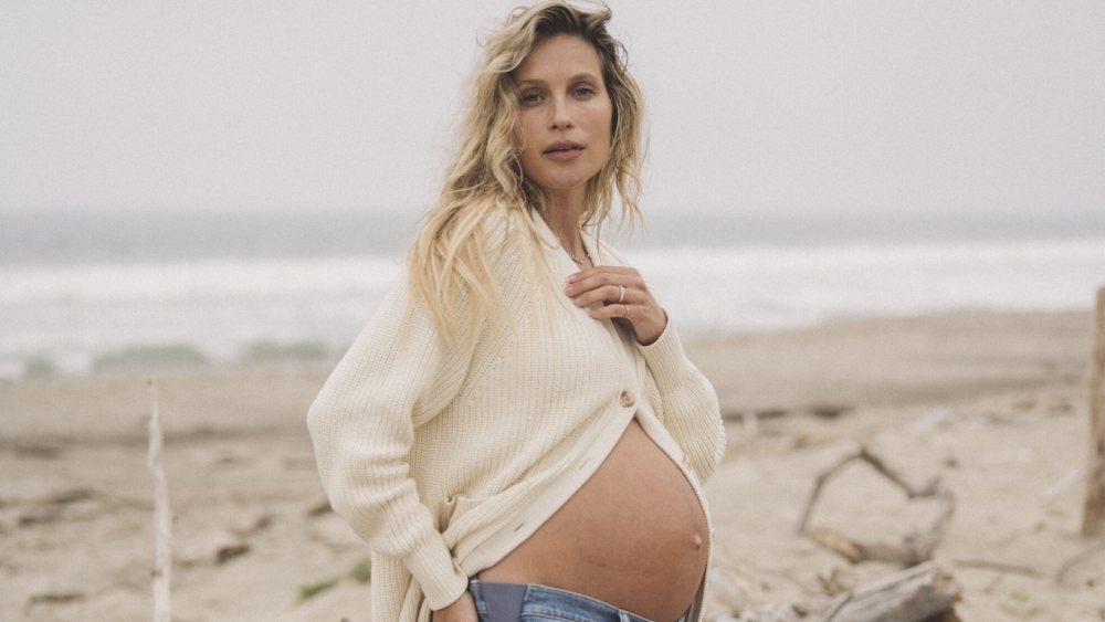 Hatch maternity style at the beach.