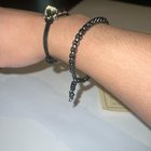 从手链上取下链节。