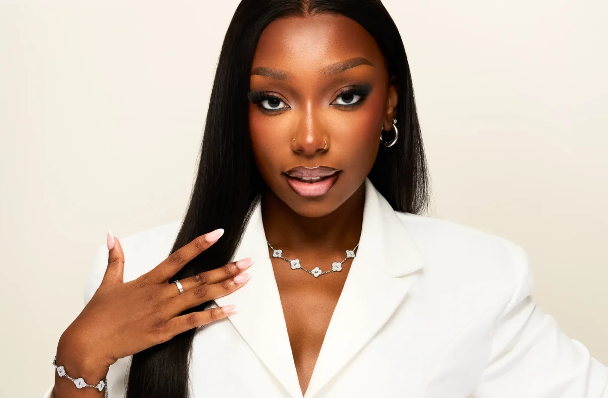 Abbott Lyon 与爱情岛冠军一起推出她的首个系列