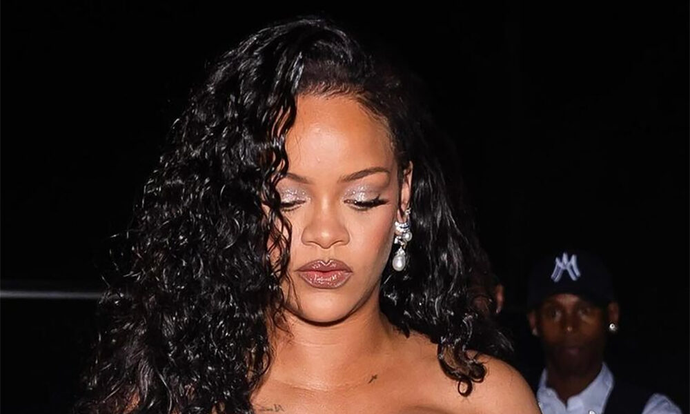 蕾哈娜 (Rihanna) 在纽约以不同的珍珠造型亮相