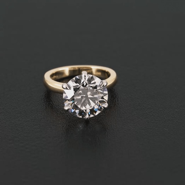 我们的最新作品是一款双色六爪单钻，具有开放式轮廓，是在我们位于洛杉矶的工作室中精心制作的。