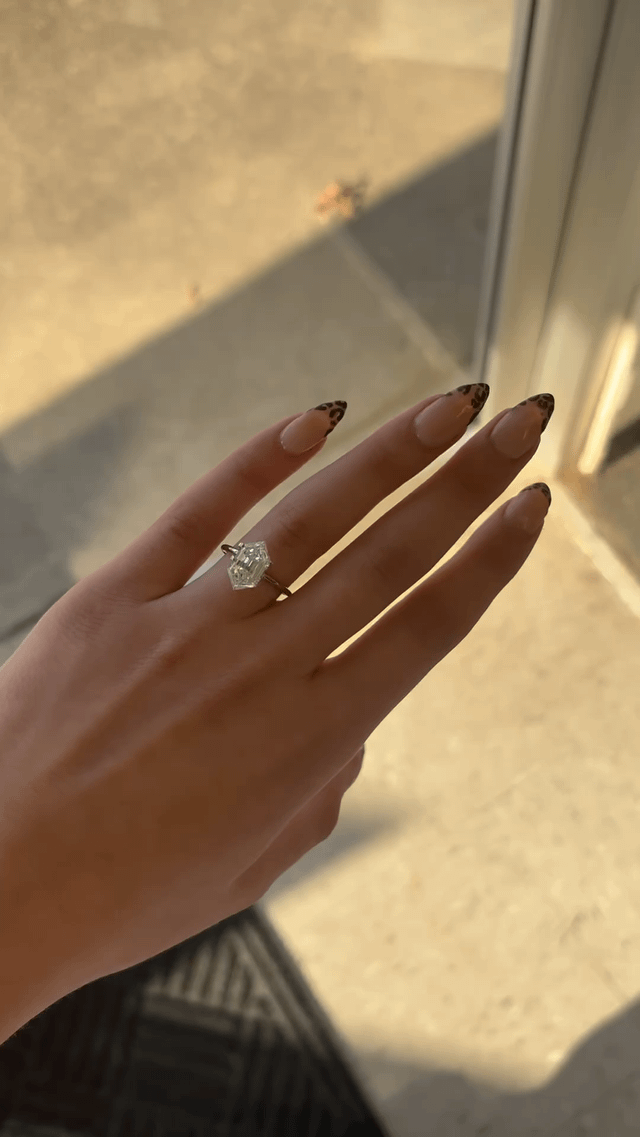 您如何镶嵌这颗钻石以及您将搭配什么类型的结婚戒指？