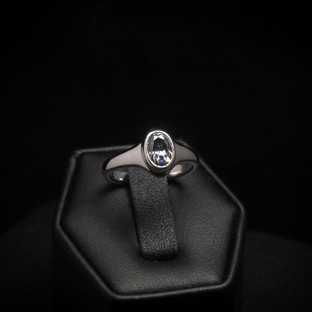 刚刚完成了我的定制莫桑石 Ovi 银戒指