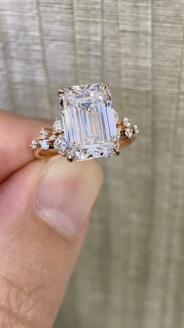 5 克拉祖母绿，镶嵌玫瑰金圆形钻石。结果太棒了！