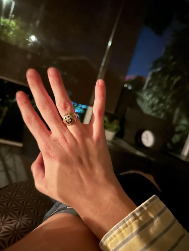 我的妻子刚刚向我赠送了她祖父母 1937 年的班级戒指 - 眼泪无法解释这种感觉。