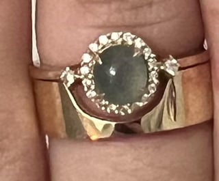 如何让您的订婚戒指和结婚戒指更加美丽的技巧？