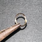 一枚装有 18 克拉黄金的戒指在试图切割时被压碎