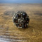 这些古董鸡尾酒戒指中哪一个的标识？