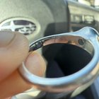 为什么这款新的铂金订婚戒指会出现裂纹？