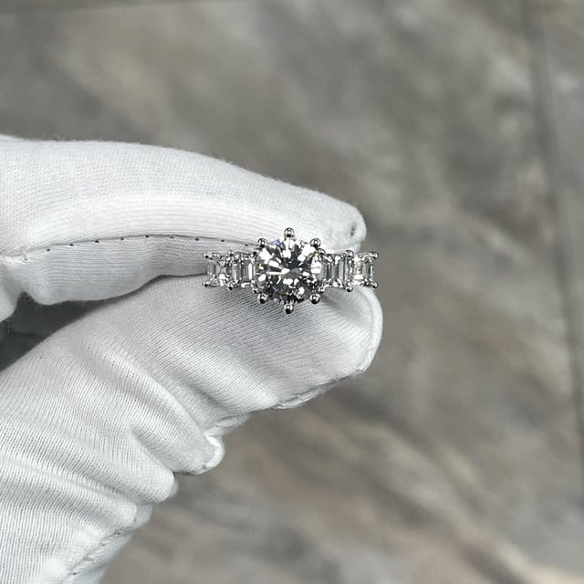 我最近完成了一枚定制订婚戒指。