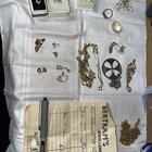 是好发现还是垃圾？在一次废物清除工作中发现，告诉客户（我的邻居），他说保留它或卖掉它。这是一位96岁的女士，所以我猜她已经很老了。滑动即可查看单个项目的图像。能阅读收据上材料的人可加分