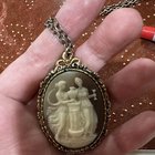 有人可以告诉我有关这条项链的更多信息吗？