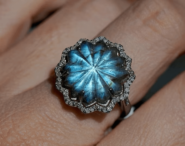 什么珠宝适合这款拉长石戒指？