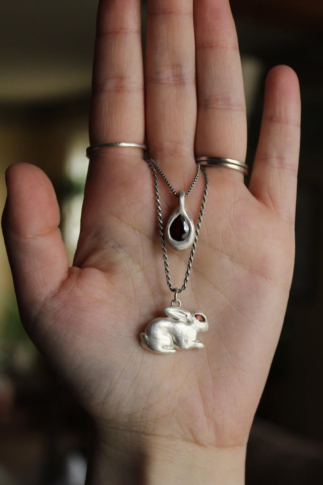 石榴石水滴和带有石榴石光芒的兔子