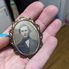 有人见过这样的胸针吗？当你移动它时，里面的图像就会变得像镜子一样