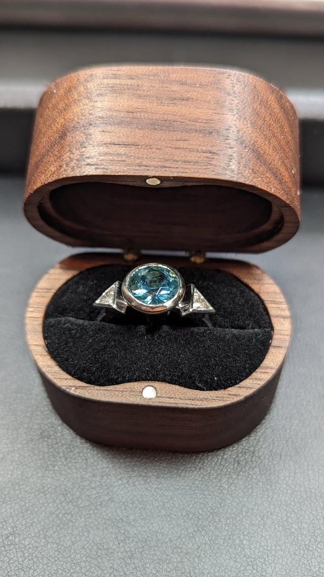 她以前说过她不喜欢钻石，所以我就选了这个……